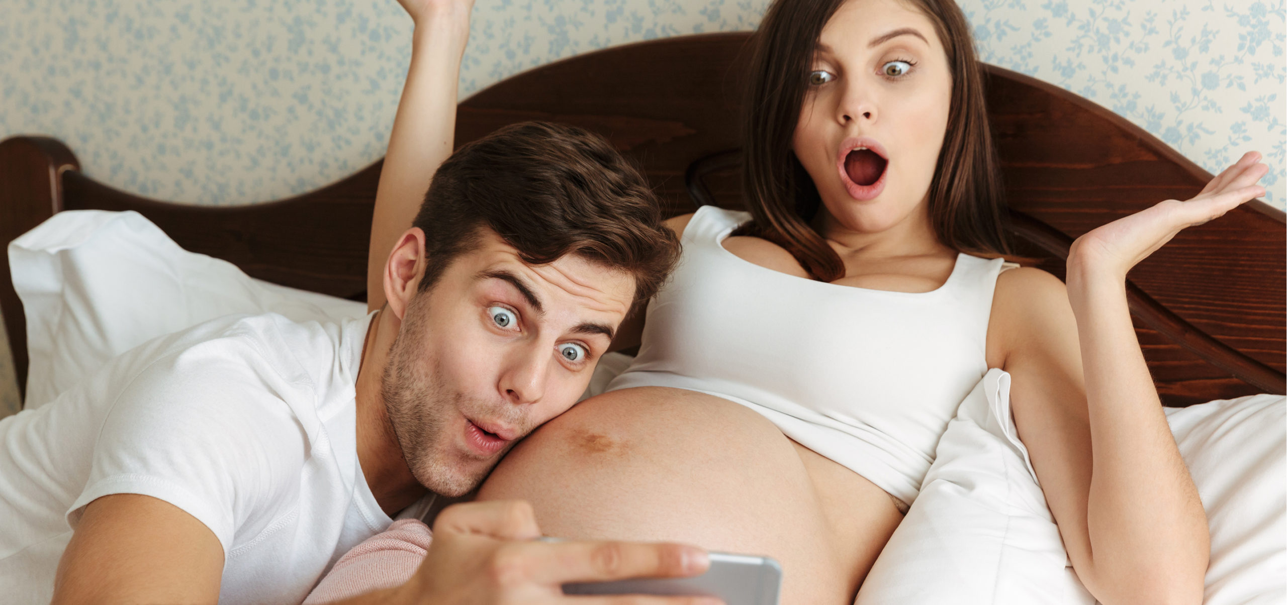 casal grávido a capturar fotografia divertida