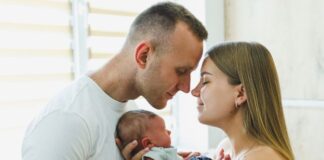 Preparar o Regresso a Casa e a Rotina com o Parceiro E depois do bebé nascer, o que acontece?! Já passamos pelo parto, já temos o nosso bebé nos braços e se achávamos que o mais desafiante era o momento do parto, percebemos rapidamente que os verdadeiros desafios vão surgir agora, agora que vamos para casa. O regresso a casa depois do parto pode ser um dos momentos mais simbólicos — e ao mesmo tempo mais desafiantes — do pós-parto. No hospital, há profissionais por perto, há uma rede de apoio disponível para ajudar à distância de um clique no botão. Em casa, a porta fecha-se e instala-se uma nova realidade: agora somos só nós, a aprender tudo do zero ou a aprender a gerir tudo com mais um bebé, muitas vezes exaustos e emocionalmente vulneráveis. Este momento, para muitos pais e famílias pode ser vivido com grande ansiedade e stress, pelo medo de estarem sozinhos com o bebé, por não saberem se vão ser capazes de atender às necessidades do seu bebé e manter os cuidados e atenção com outros filhos, pelas dúvidas que surgem no ar, pelas conversas que não foram tidas e expectativas que não foram ajustadas. Preparar o regresso a casa, é muito mais profundo do que preparar o enxoval, o quarto, as roupas. Preparar o regresso a casa exige reflexão, diálogo, antecipação, criação de estratégias e plano de “SOS”, para que consigam mais facilmente gerir os diferentes desafios e situações que possam existir. Quando não existem estes momentos de diálogo e reflexão prévios, muitas vezes o casal pode deparar-se com uma realidade dura, desafiante, esgotante, que os leva ao afastamento, ao julgamento, às críticas e discussões. Num período em que seria necessário existir união, compreensão, empatia e trabalho em equipa. Preparar o regresso a casa e as rotinas é algo necessário de acontecer ainda durante a gravidez. Tal como preparam o quarto para o bebé, as primeiras roupas, as malas para a maternidade, é igualmente importante antecipar o que será o regresso a casa e prepararem-se para as mudanças que vão surgir, com ferramentas que vão certamente ajudar neste processo. Psicóloga Ana Beatriz Sousa @absousa_psicologa Guia Prático para os Casais Prepararem o Regresso a Casa Este guia foi criado para apoiar casais na transição para o pós-parto. Não é um plano rígido, nem uma lista de obrigações. É um convite ao diálogo, à escuta, a ajustar expectativas e ao cuidado mútuo. De seguida, vão encontrar uma lista com várias perguntas que podem responder durante a gravidez, voltarem a refletir juntos no final da gravidez e reler sempre que for necessário nas primeiras semanas de pós-parto. Perguntas que o casal deve refletir, conversar e responder antes da ida para a maternidade: ➔ Como imaginamos que vão ser os primeiros dias em casa? ➔ Que receios/ medos temos em relação ao regresso a casa? ➔ Como lidamos, enquanto casal e individualmente, quando a realidade não corresponde às expectativas? ➔ Como esperamos que seja o papel de cada um? ➔ Quais são os cuidados/ necessidades do bebé que vamos ter de dar resposta? E quem vai assumir esses cuidados? ➔ Que outras tarefas vão existir e quem vai assumir esses momentos (ex. tarefas de casa, logística de outros filhos, cuidados de algum animal de estimação, compras, etc.)? ➔ Como vamos gerir a privação de sono, as noites mal dormidas e os despertares? ➔ Que sinais podemos utilizar para pedir ajuda ao outro, quando um estiver demasiado exausto? ➔ Que estratégias podemos utilizar para conseguirmos descansar por turnos? ➔ O que é inegociável para o nosso bem-estar enquanto casal? Quais são os mínimos? ➔ Como podemos lidar com o cansaço, frustrações, sem nos afastarmos? ➔ Como vamos fazer a gestão com as pessoas de fora (familiares, amigos)? Quais são os nossos limites? ➔ Quem faz parte da nossa rede de apoio real? ➔ Que tipo de ajuda vamos precisar — prática, emocional, logística? A quem podemos pedir essa ajuda? ➔ O que é verdadeiramente essencial conseguirmos dar resposta e manter neste início de pós-parto? O que estamos dispostos a deixar para depois? Psicóloga Ana Beatriz Sousa @absousa_psicologa ➔ Como queremos cuidar um do outro neste pós-parto? ➔ Que pensamentos queremos lembrar quando estivermos no limite? Preparar o regresso a casa não significa que vão ter todas as respostas e estar totalmente preparados para o que aí vem. Mas sim, ter a disponibilidade para irem encontrando as respostas e o vosso caminho em conjunto, como uma equipa. O regresso a casa não é apenas a chegada de um bebé. É a chegada também de uma nova dinâmica — e ela merece ser vista, falada e cuidada.